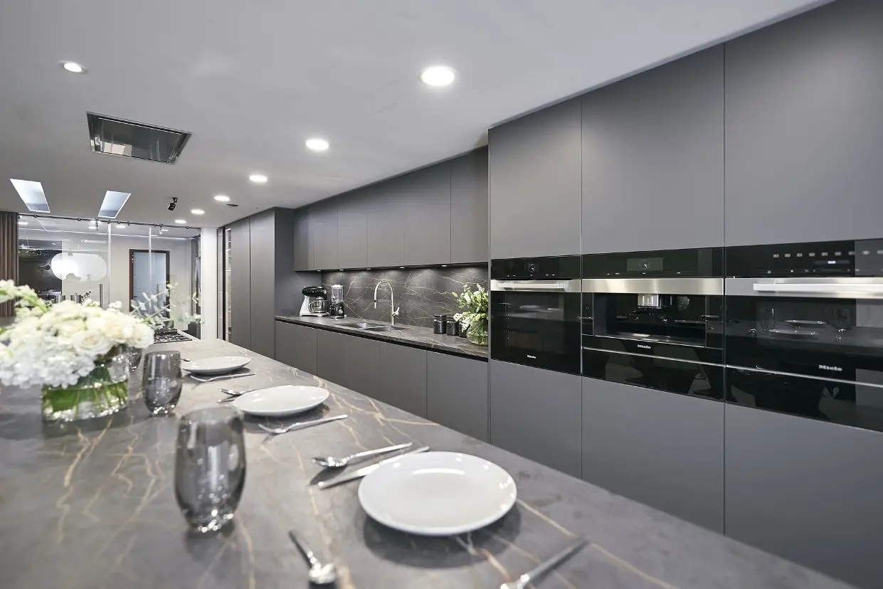 Cocina integral moderna y elegante en Guadalajara, en color gris. y negro