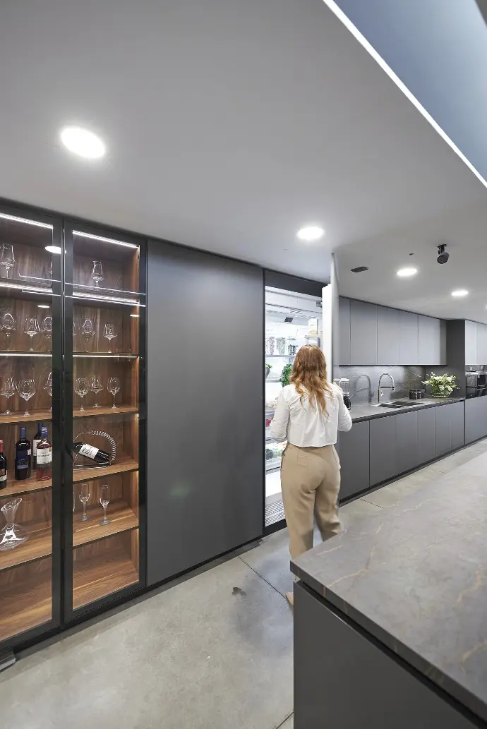 Cocina integral moderna y elegante en Guadalajara, en color gris. y negro