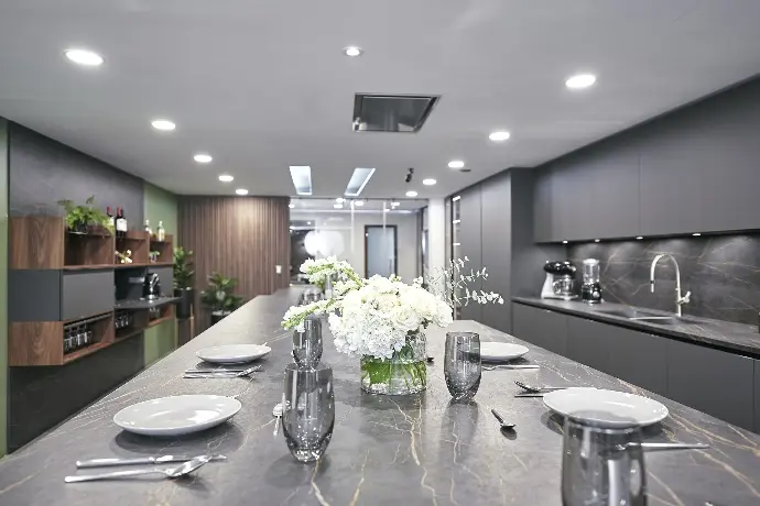 Cocina integral moderna y elegante en Guadalajara, en color gris. y negro