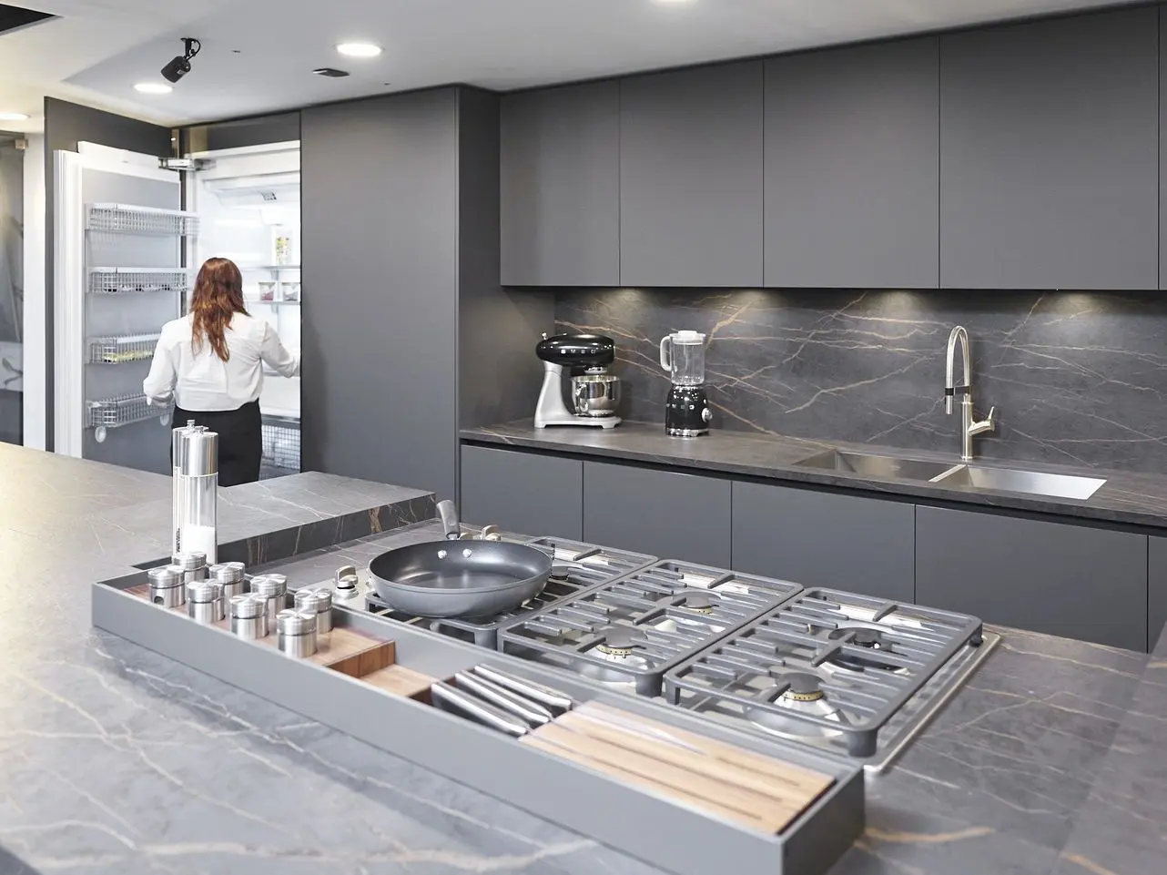 Cocina integral moderna y elegante en Guadalajara, en color gris. y negro