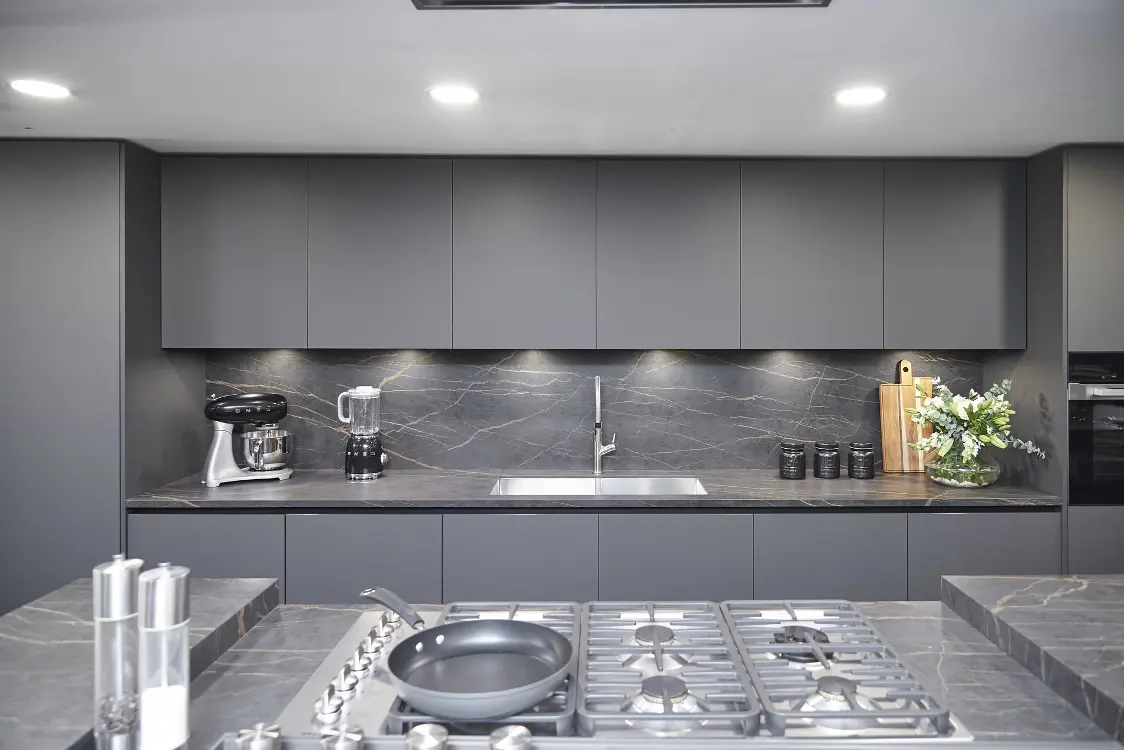Cocina integral moderna y elegante en Guadalajara, en color gris. y negro