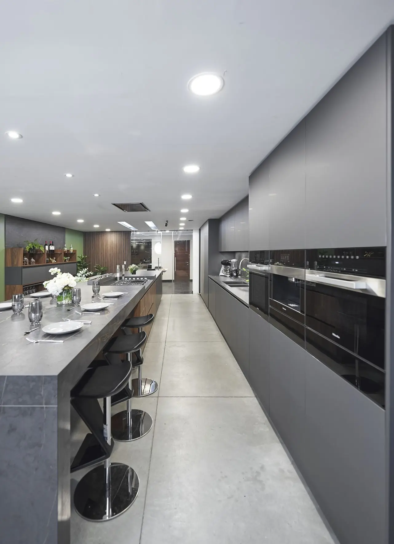 Cocina integral moderna y elegante en Guadalajara, en color gris. y negro
